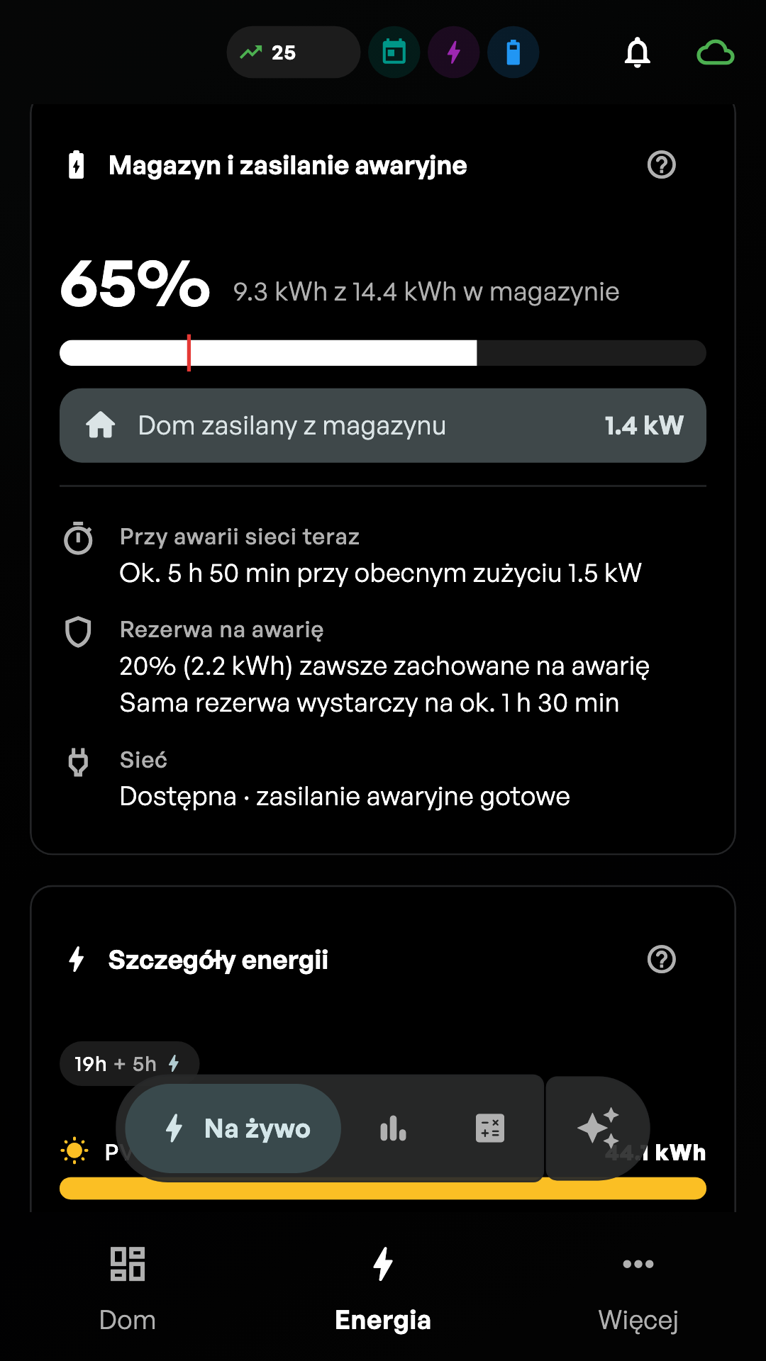 Ekran aplikacji Hombee Energy „Magazyn i zasilanie awaryjne” z poziomem naładowania 67%, informacją „Dom zasilany z magazynu” i szacowanym czasem pracy.